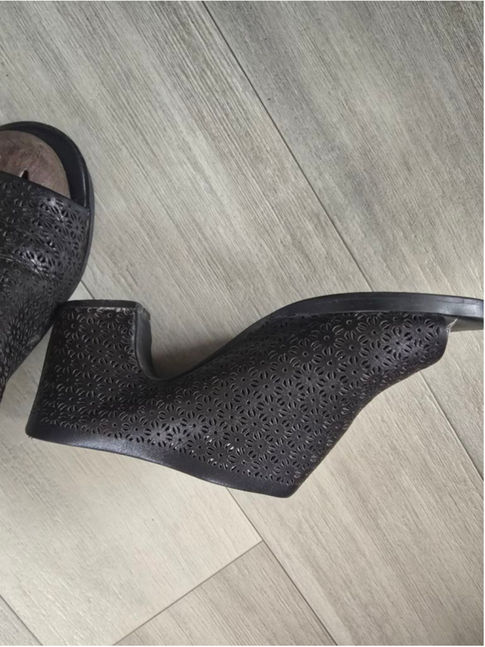 Gentle Souls by Kenneth Cole Black Perforated Mules Siz 8.5 - Picture 2 of 6